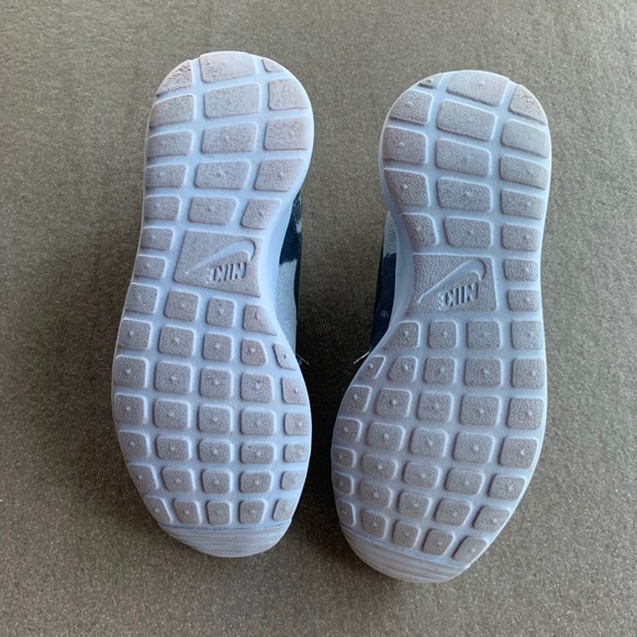 Nike Roshe Tie-Dye Sneakers - Picture 4 of 4